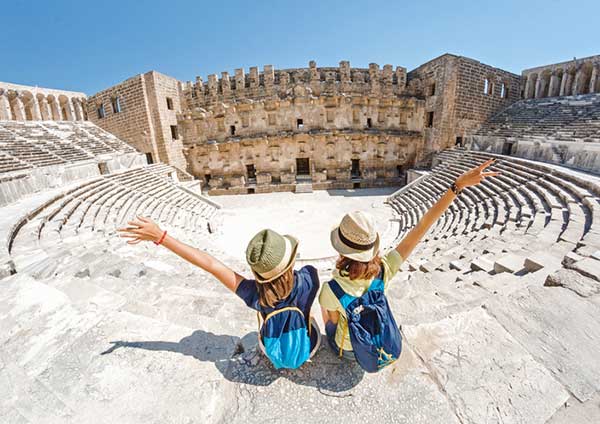 personal-loan-vacation 2 travelers sightseeing at the colusseum in rome